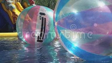 游泳池内漂浮的大型充气球